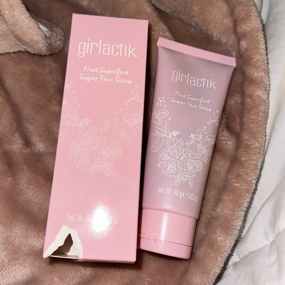 Girl action- FruitSuperfood Sugar Fave Scrub - Picture 2 of 4